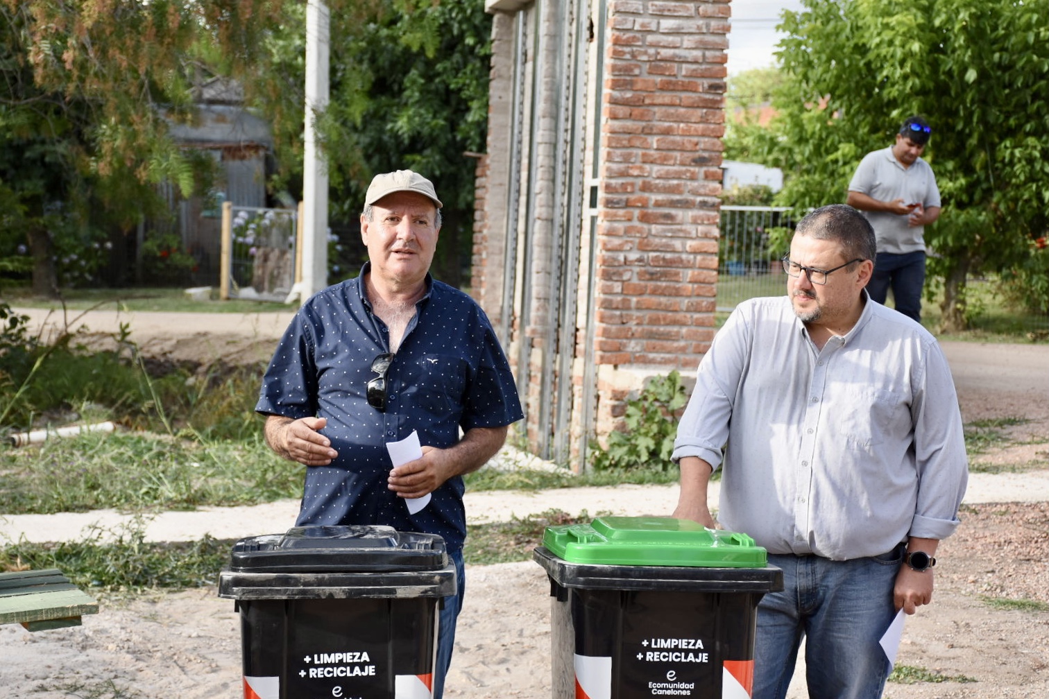 Alcalde interino de Empalme Olmos, Luis Parodi, y el Director General de Gestión Ambiental, Leonardo Herou, en la entrega de contenedores y composteras en Empalme Olmos