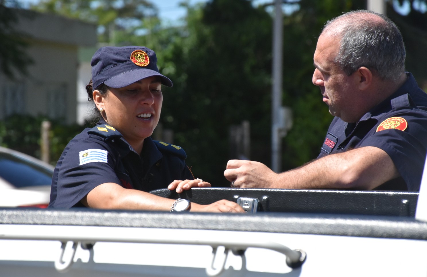 Oficial Principal Alda Machado recibe insumos para Destacamento de bomberos de Solymar