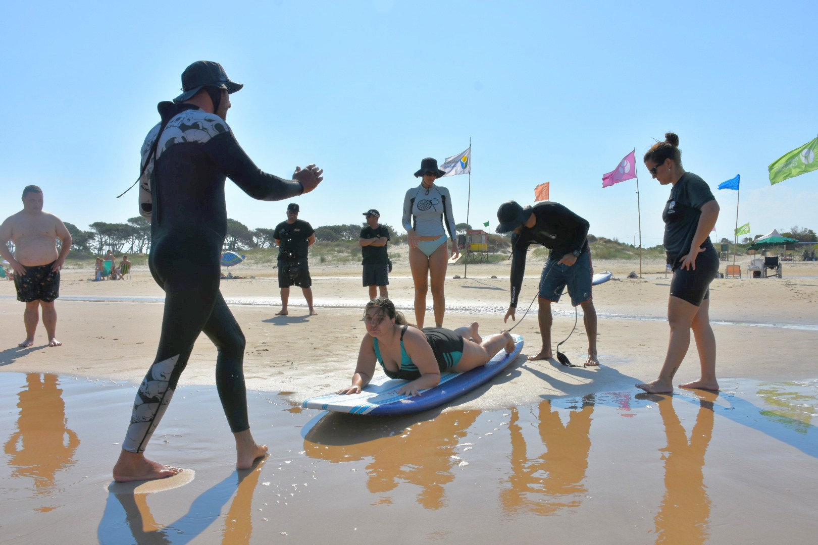 Participante de Surfing canario Mar al Alcance en maniobras previas al ingreso al agua