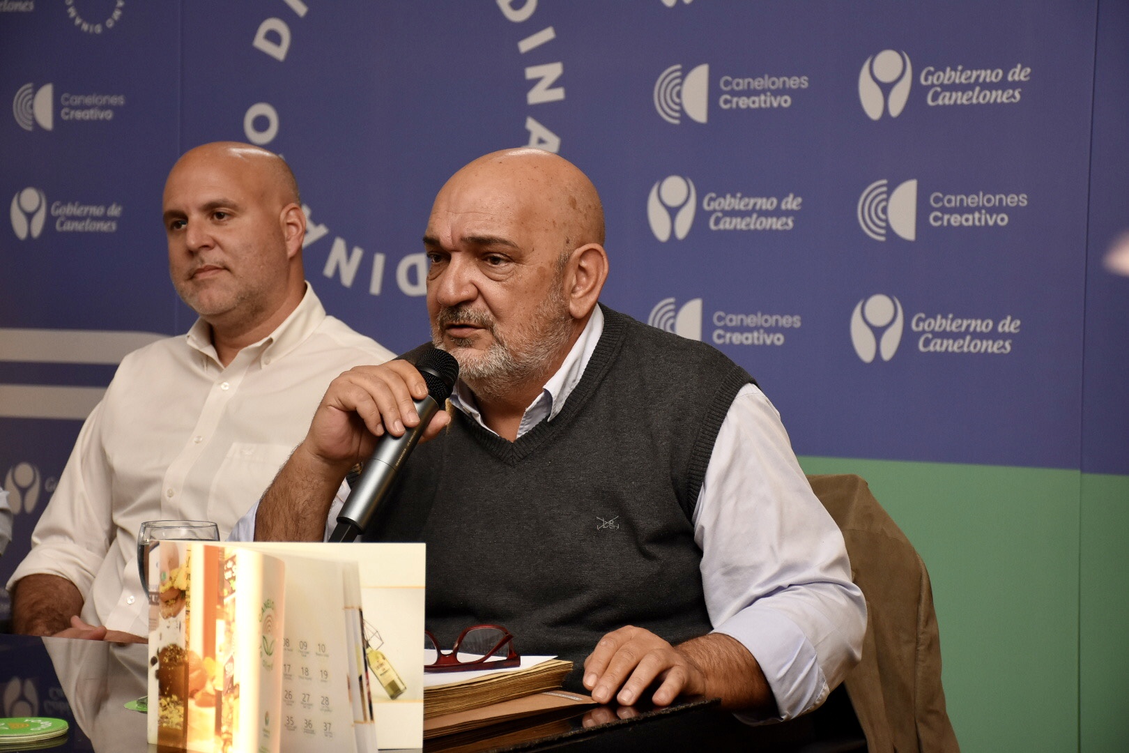 Secretario General, Francisco Legnani, y Director General de Desarrollo Económico, Álvaro Suárez, en la presentación de Catálogo Canelones te Alimenta