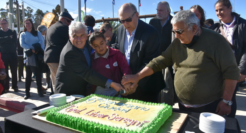 Corte de torta aniversario. Alcalde Líber Moreno, Ex Intendente de Canelones Marcos Carámbula junto a la comunidad