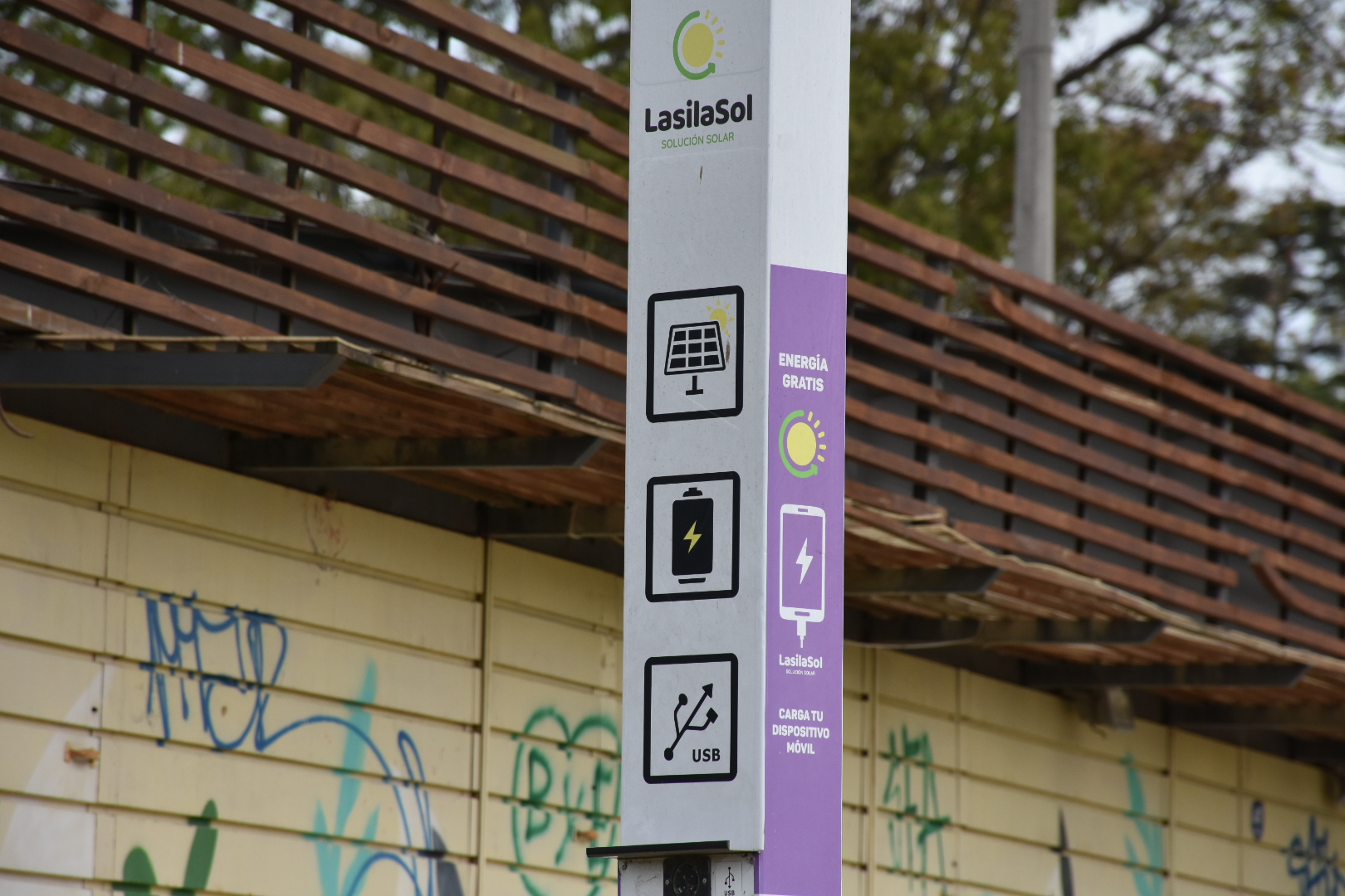 Tótem para carga de energía ubicado en la plaza