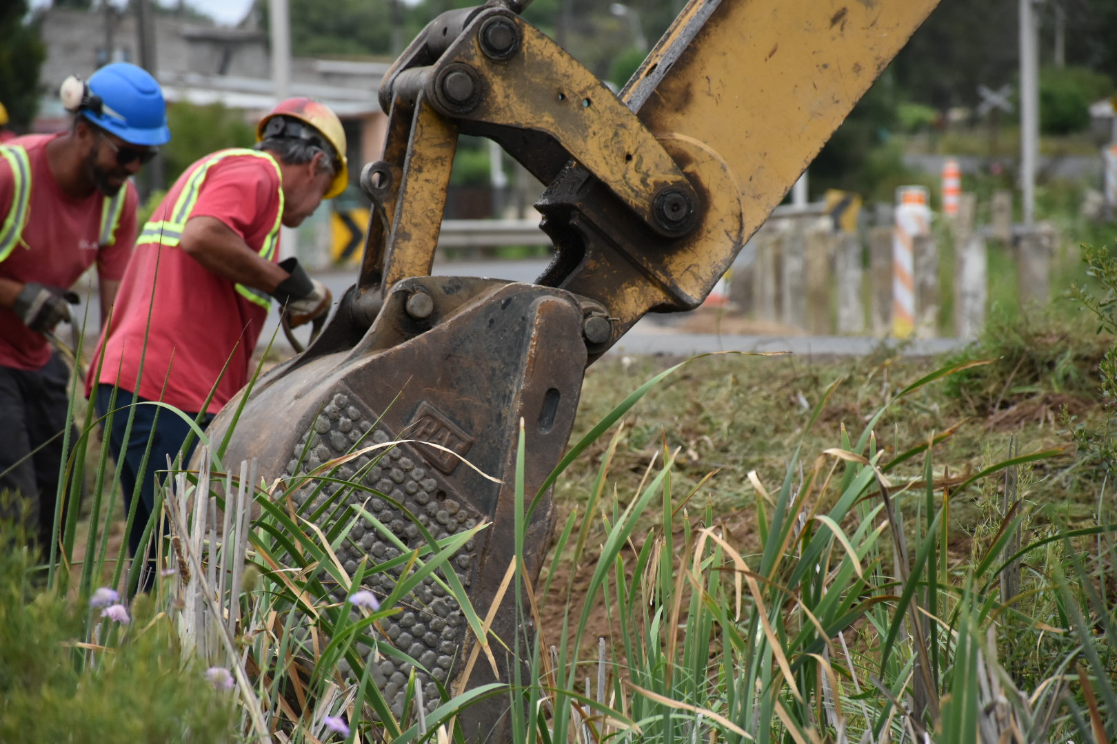 Trabajadores realizan obras en el entorno del puente La sorda