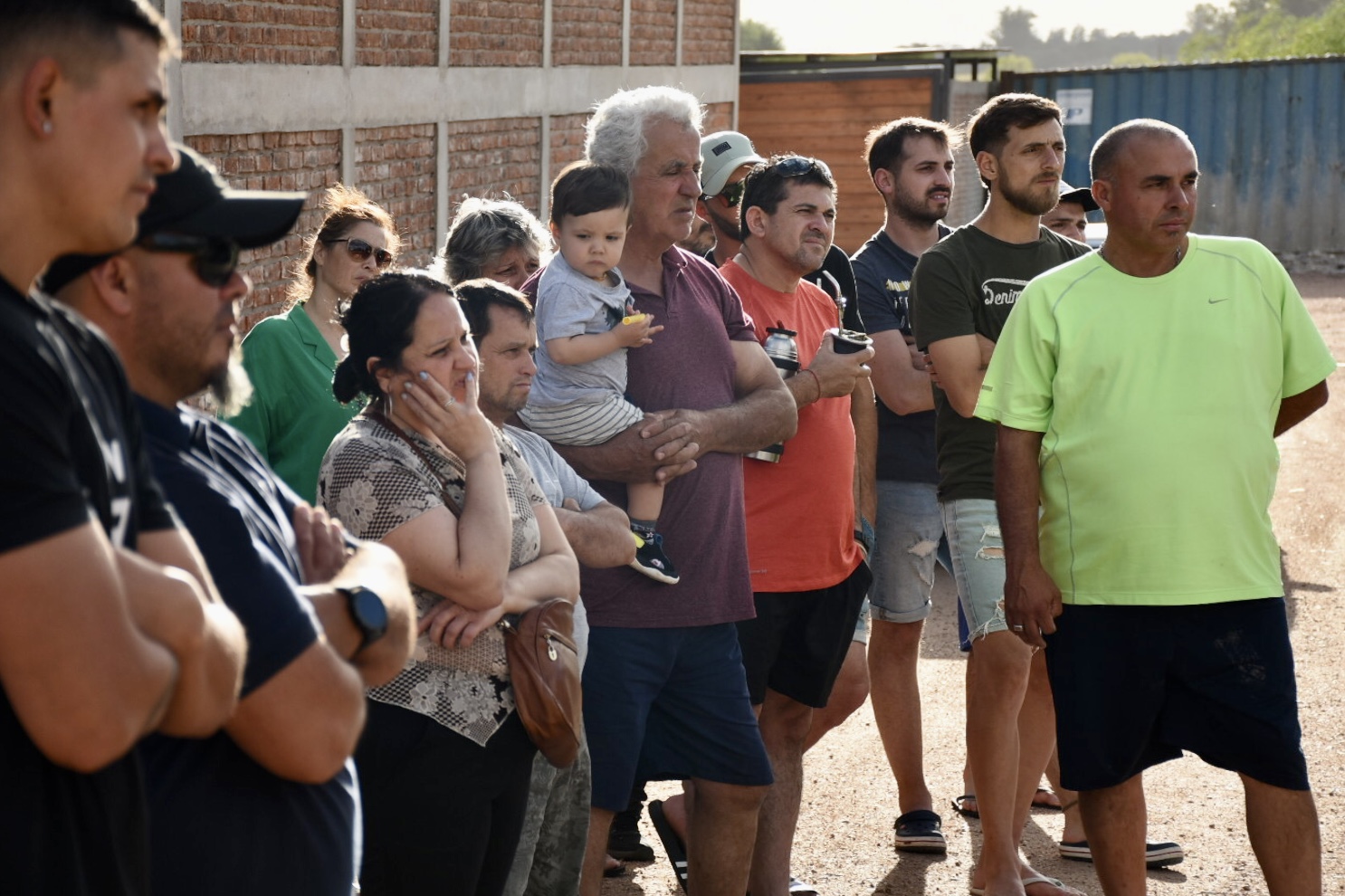 Vecinos y vecinas de  Empalme Olmos en la entrega de contenedores domiciliarios y composteras