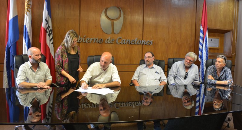 De izq. A der.: Director General de Cultura, Sergio Machín, Secretario General del Gobierno de Canelones, Dr. Esc. Francisco Legnani, Presidente de ACADEM, Tabaré Petronio, Secretario de ACADEM, Alfredo Fernández, y el Director del Conservatorio Departamental de Música de Canelones, Luis Pérez Aquino, en la firma de convenio entre la Intendencia de Canelones y la Asociación de Músicos de Canelones.