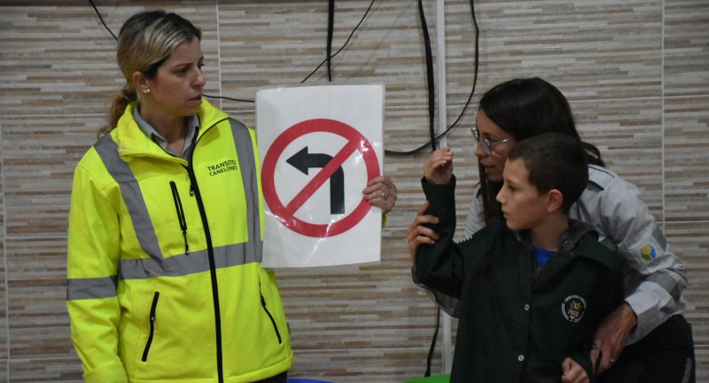 Agentes de tránsito Carolina Zinola y Leticia Scatragli dirigen taller en centro FOEB El Pinar