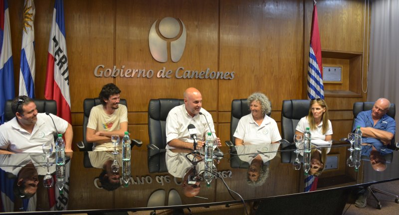 De izq. a der.: Secretario del Encuentro del Ovino y la Granja, Sebastián Panizza, Alcalde de Los Cerrillos, Rodrigo Roncio, Secretario General del Gobierno de Canelones, Dr. Esc. Francisco Legnani, Presidenta del Encuentro del Ovino y la Granja, Nury Cerpa, Técnica y referente del seguimiento de los productores, Soledad Bonilla, y el Director de la Agencia de Desarrollo Rural, Pablo González, en el lanzamiento del 5° Encuentro del Ovino y la Granja