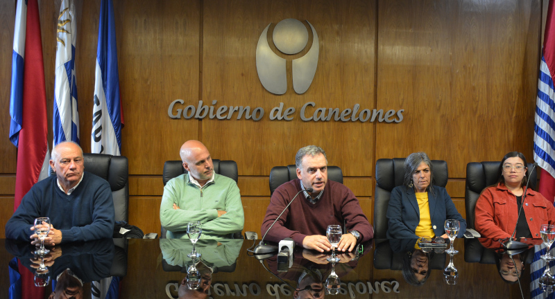 De izq. a der.: Director de la Agencia de Desarrollo Rural, Ing, Agr. Pablo González, Secretario General, Dr. Esc. Francisco Legnani, Intendente de Canelones, Prof. Yamandú Orsi, Pro Secretaria General, Lic. Silvana Nieves, y Secretaria del Interior del PIT-CNT, Mariana Píriz, en el lanzamiento del Día Nacional del Trabajador y la Trabajadora Rural, que se celebrará en Canelones.