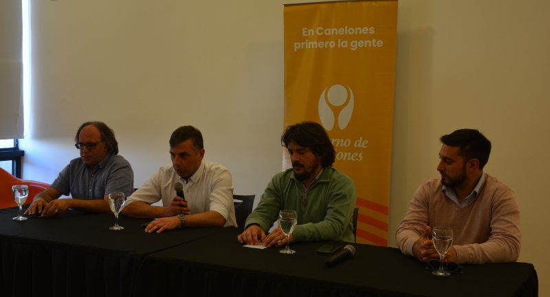 De izquierda a derecha: Director de Descentralización, Mauricio Chiesa, Director General de  Descentralización, Ruben Moreno, Coordinador del Gabinete Institucional, Pedro Irigoin, Director de Descentralización, Nery Fernández, en el lanzamiento de los Fondos Participativos Municipales en la Sala Beto Satragni del Complejo Cultural Politeama.