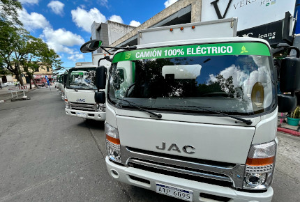 En la plaza Constitución de Pando, el Gobierno de Canelones presentó nuevo equipamiento para reciclaje