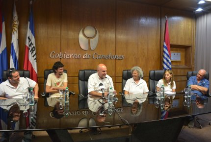 De izq. a der.: Secretario del Encuentro del Ovino y la Granja, Sebastián Panizza, Alcalde de Los Cerrillos, Rodrigo Roncio, Secretario General del Gobierno de Canelones, Dr. Esc. Francisco Legnani, Presidenta del Encuentro del Ovino y la Granja, Nury Cerpa, Técnica y referente del seguimiento de los productores, Soledad Bonilla, y el Director de la Agencia de Desarrollo Rural, Pablo González, en el lanzamiento del 5° Encuentro del Ovino y la Granja