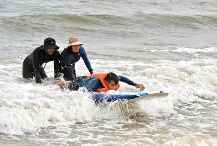  Se inauguró el programa Surfing canario con jóvenes con distintas discapacidades