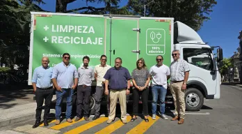 Imagen Canelones avanza en sustentabilidad con la incorporación de 13 camiones eléctricos para la gestión de residuos   