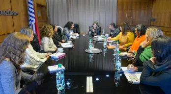 Imagen Intendencia fortalece alianza con la Organización FÒS Feminista para promover el apego seguro en la primera infancia