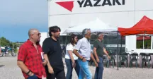 Intendente Metediera caminando junto a diversas autoridades para entrar en la Planta de Yasaki Las Piedras 