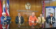 Mesa de autoridades hablando al público 