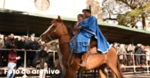 Padre e hijo montando a caballo
