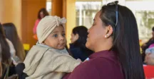Madre cargando su hija bebé 