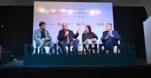 Mesa de autoridades hablando al público 