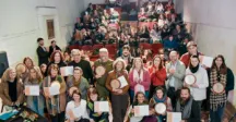 en esta imagen figuran quienes recibieron el reconocimiento junto a autoridades de la Intendencia 