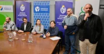 Mesa de autoridades hablando al público