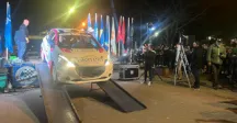 Autoridades departamentales y pilotos al rededor de un auto de rally 