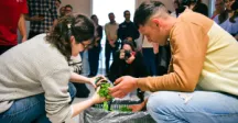 Participantes del proyecto sosteniendo una planta 