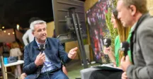 personas en una entrevista 