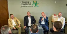 Autoridades hablando en público 
