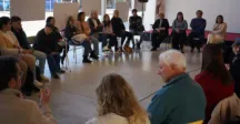 Personas reunidas en ronda 