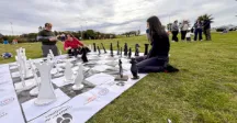 Jóvenes jugando a la ajedrez 