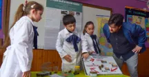 Niños exponiendo  