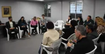 personas sentadas en una reunion 