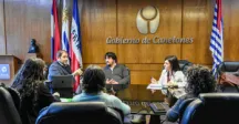 personas reunidas en una mesa 