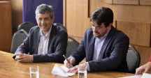 Autoridades firmando un convenio 