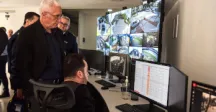Ministro viendo las cámaras de monitoreo  
