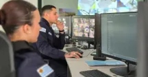 Policías en centro de monitoreo 