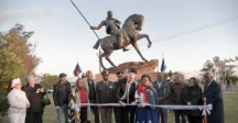 Autoridades cortan la cinta frente al monumento en homenaje a Ansina 