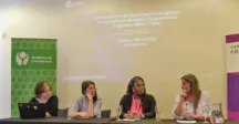 Mesa de autoridades hablando al público