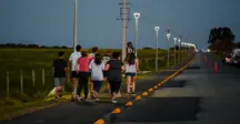 Grupo de corredores pasando por el sendero 