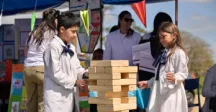 Niños jugando al jenga 