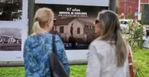 Dos personas viendo una muestra 