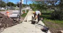 Obrero trabajando con moladora 