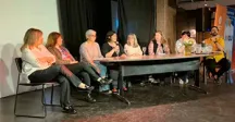 Personas sentadas en una mesa