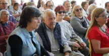 Adultos mayores en una charla 