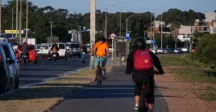 Ciclistas circulando en la bicisenda del Paseo Costero 