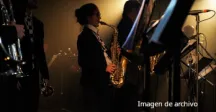 Mujer tocando el saxofón 