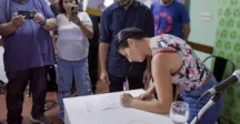 Mujer firmando un contrato 