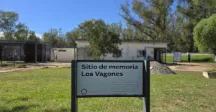 Cartel que indica homenaje a la memoria 