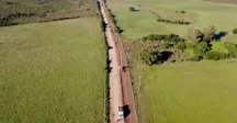 Foto aérea de un camino en construcción
